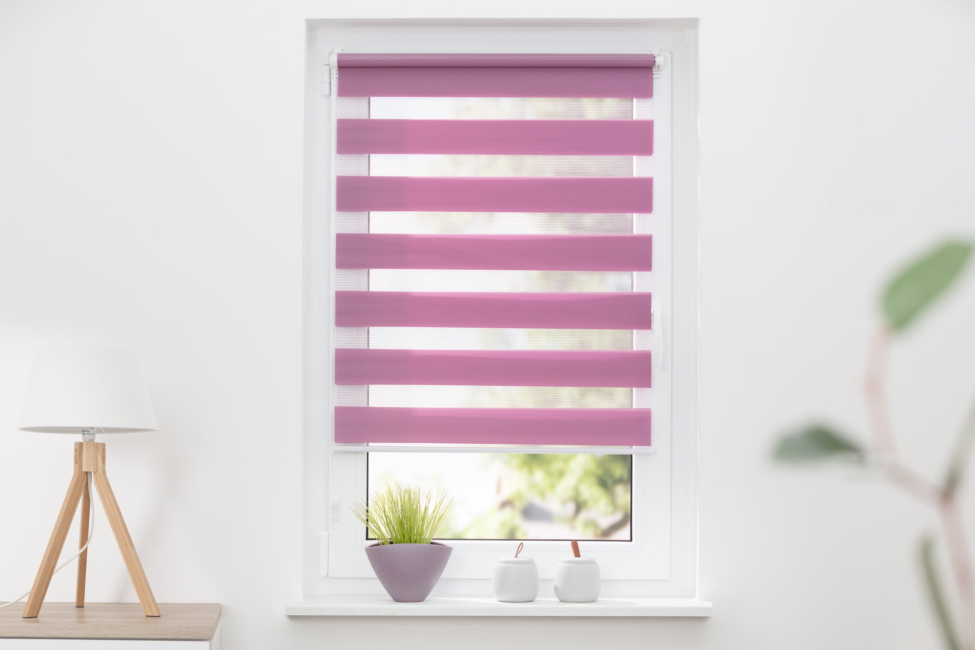 Helles Wohnzimmer mit maßgefertigtem Klemmfix-Doppelrollo am Fenster, ohne Bohren montiert